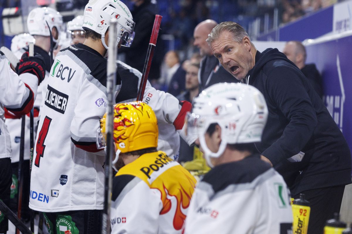 Lausanne HC Cheftrainer Geoff Ward waehrend dem Eishockey-Meisterschaftsspiel der National League zwischen dem EHC Kloten und Lausanne HC am Freitag, 22. September 2023, in Kloten. (KEYSTONE/Patrick B. Kraemer)