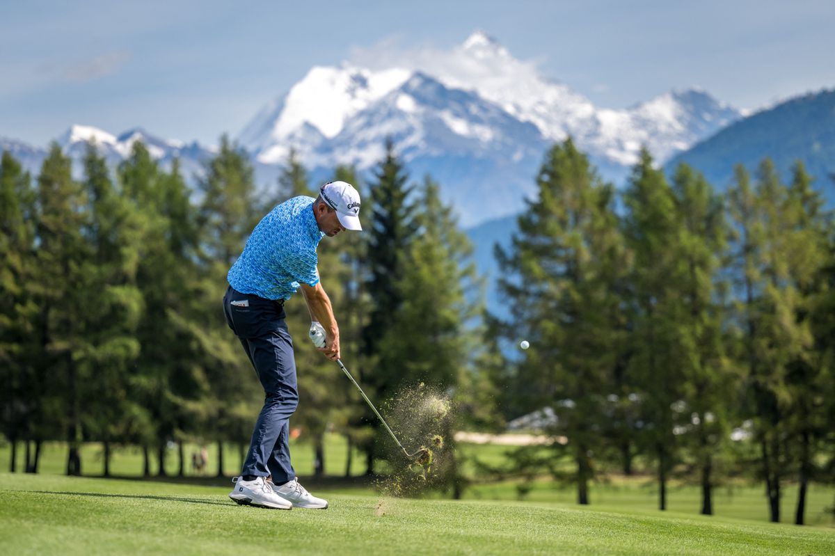 Alexander Bjork de Suède frappe un coup lors de la dernière manche du tournoi de golf European Masters, European Tour, à Crans Montana, en Suisse occidentale, le 3 septembre 2023.