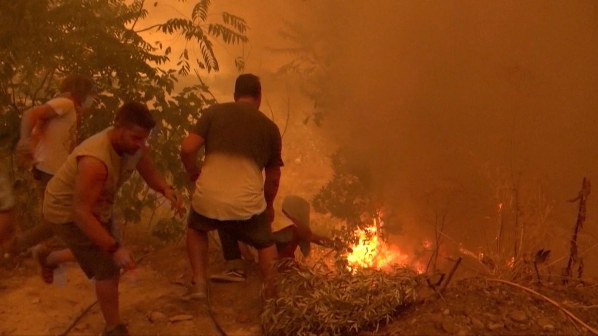 Des hommes devant un feu