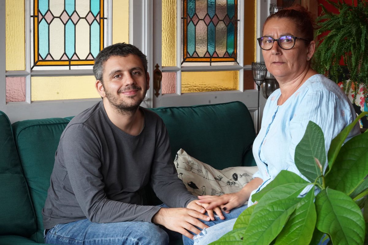 Sébastien et Marylou Martone dans leur appartement de Chêne-Bougeries. Le fils, autiste sous curatelle, est officiellement domicilié au Tribunal de protection de l’adulte et de l’enfant, en ville de Genève.