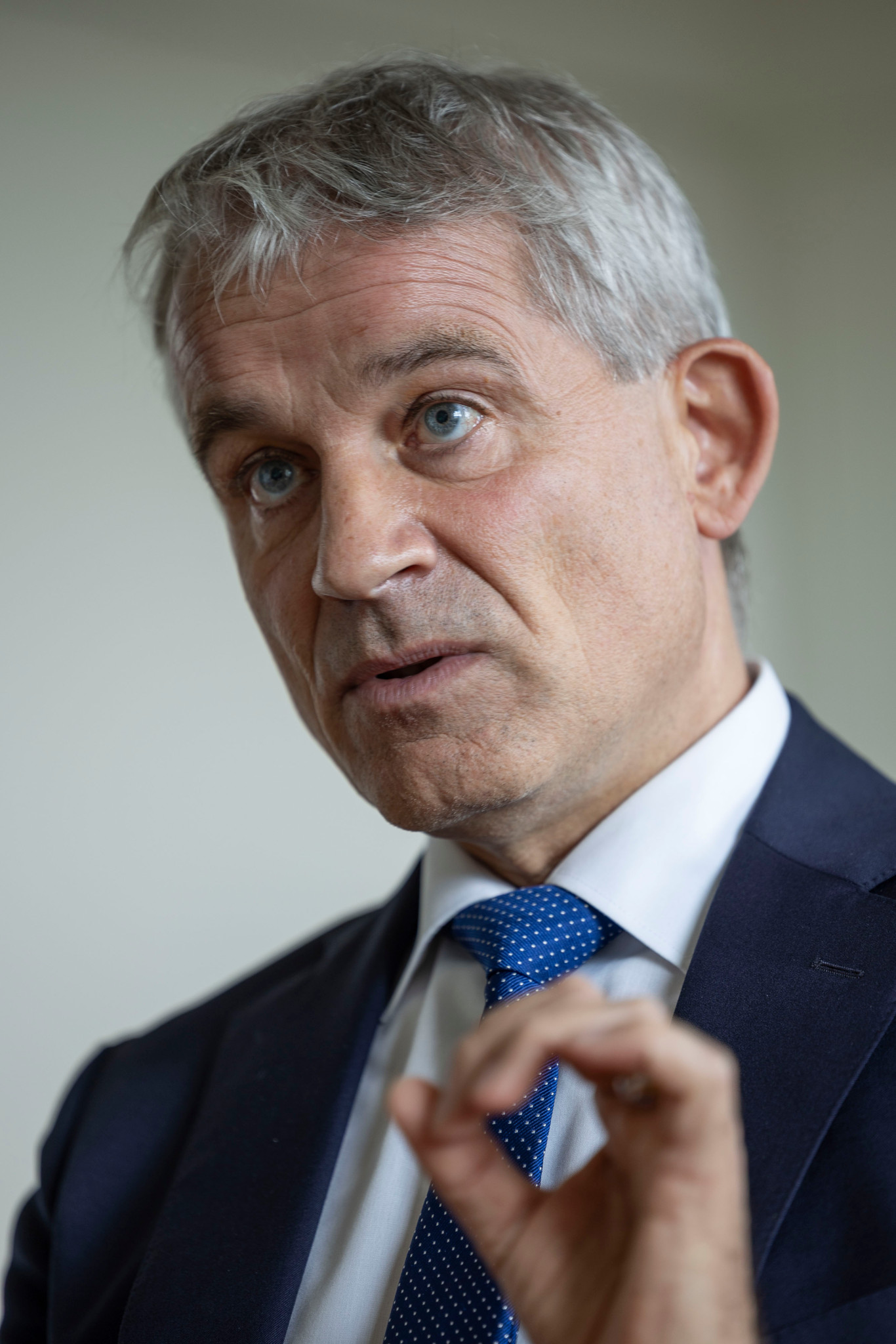 Beat Jans parle de l’abstimmung sur l’E-ID, en costume avec une cravate bleue.