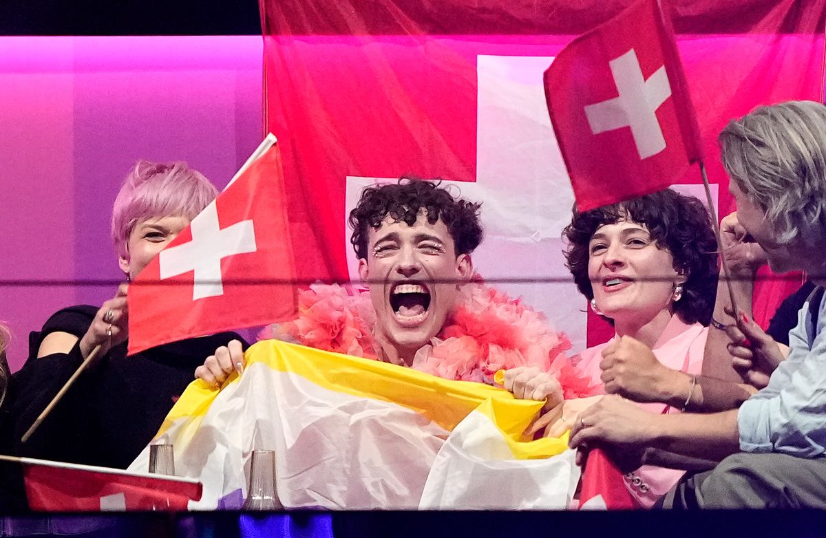 Nemo de Suisse célèbre alors que les votes des juges commencent à être annoncés lors de la grande finale du Concours Eurovision de la chanson à Malmö, en Suède, samedi 11 mai 2024. (AP Photo/Martin Meissner)