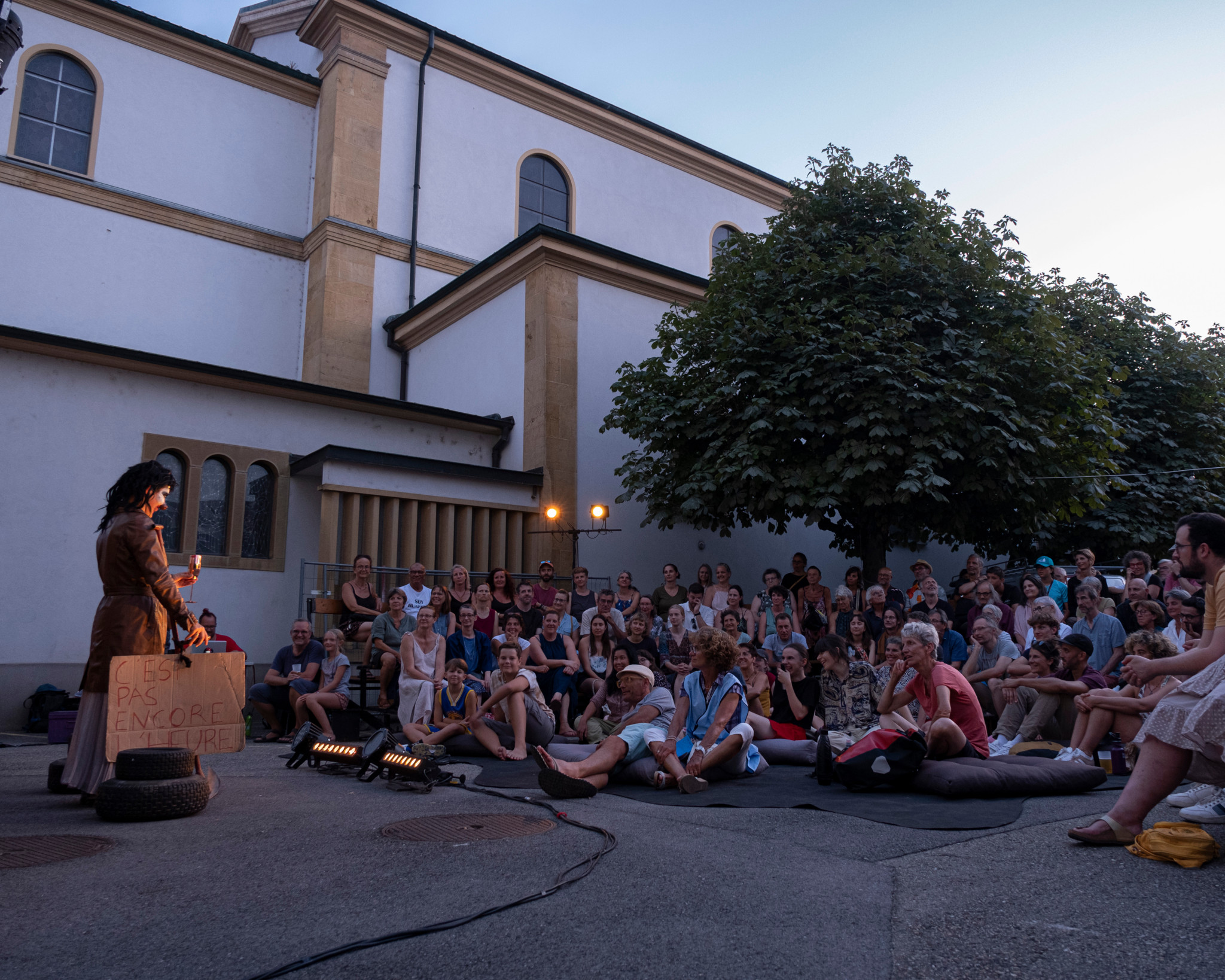 Quatre lieux différents ont été utilisés lors de la première soirée du festival, dont la cour de la Fondation Entre-Lacs où s’est donné «Kabinet».