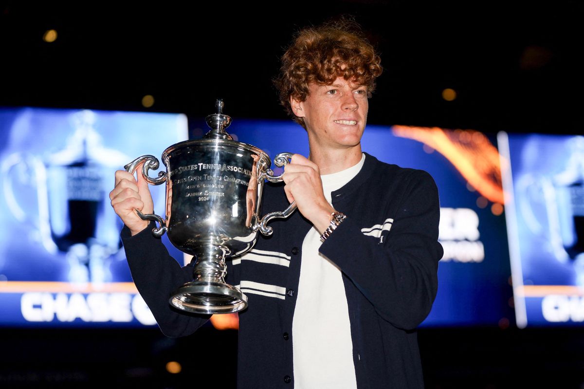 Jannik Sinner de l'Italie pose avec le trophée des vainqueurs devant le stade Arthur Ashe après avoir battu Taylor Fritz des États-Unis pour remporter la finale de simple messieurs de l'US Open 2024.