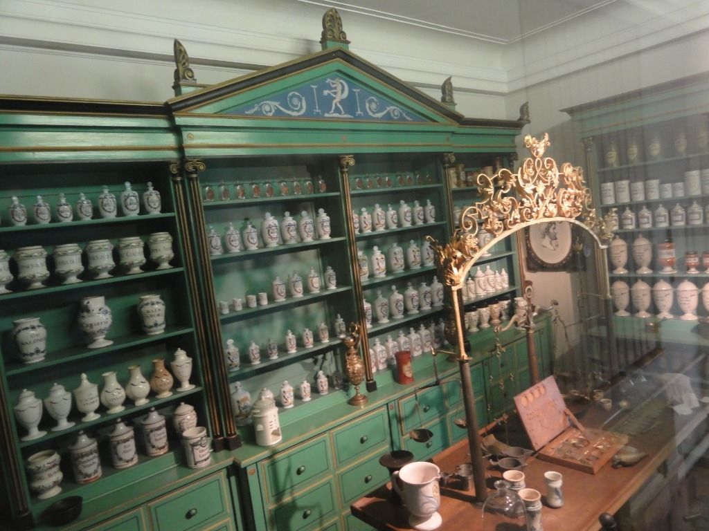 L'homme mort au musée de la pharmacie serait le directeur