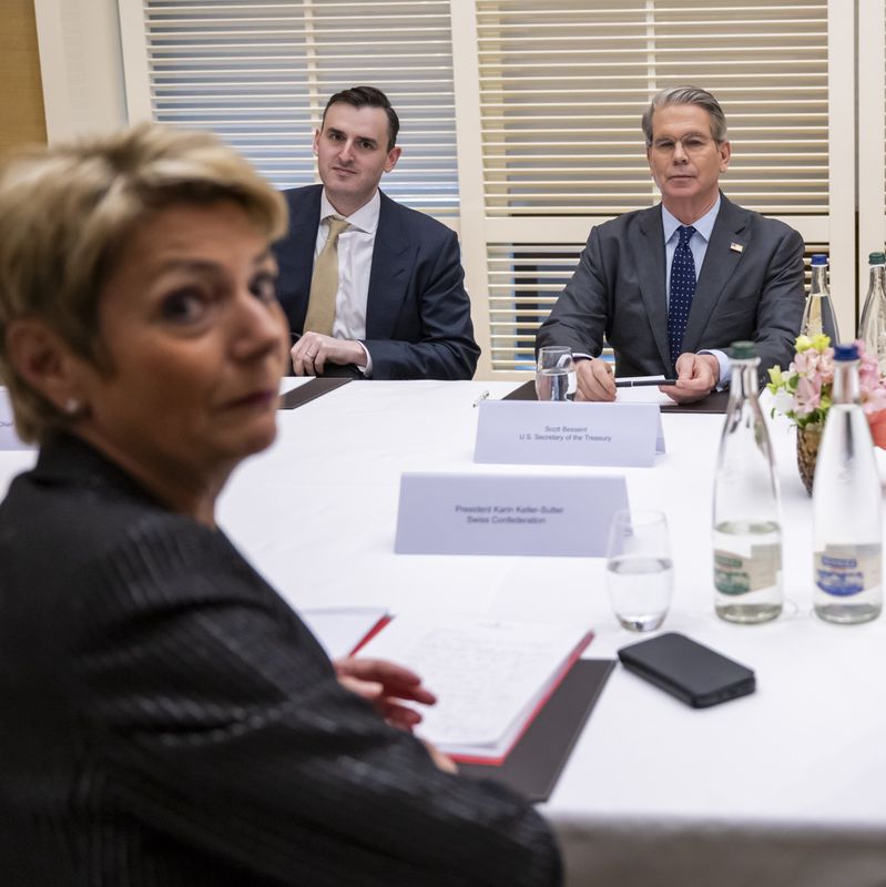 Schweizer Präsidentin Karin Keller-Sutter, US-Finanzminister Scott Bessent, US-Handelsvertreter Jamieson Greer und Wirtschaftsminister Guy Parmelin bei einem bilateralen Treffen zwischen der Schweiz und den USA in Genf, 9. Mai 2025.