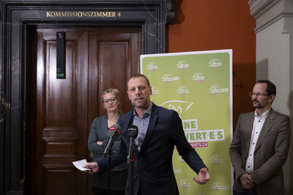 Fabien Fivaz, Nationalrat GP-NE, Mitte, spricht neben Aline Trede, Fraktionspraesidentin Gruene und Nationalraetin GP-BE, links, und Balthasar Glaettli, Parteipraesident Gruene und Nationalrat GP-ZH, rechts, waehrend einem Point de Presse ueber die kommende Bundesratswahl, nach der ersten Fraktionssitzung der Gruenen nach den Eidgenoessischen Parlamentswahlen, am Samstag, 28. Oktober 2023, im Bundeshaus, in Bern. (KEYSTONE/Anthony Anex)