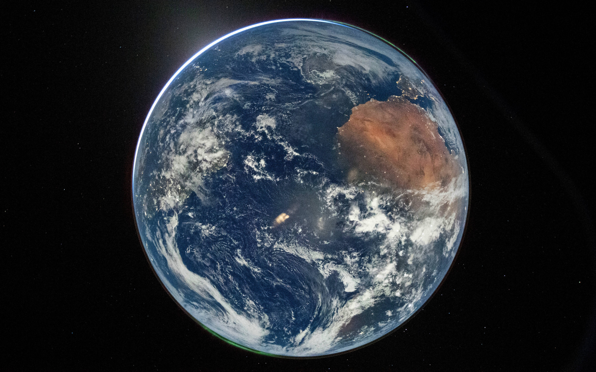 Neue Fotos aus dem All: Polarlichter an beiden Polen: Artemis-2-Crew fängt Schönheit der Erde ein