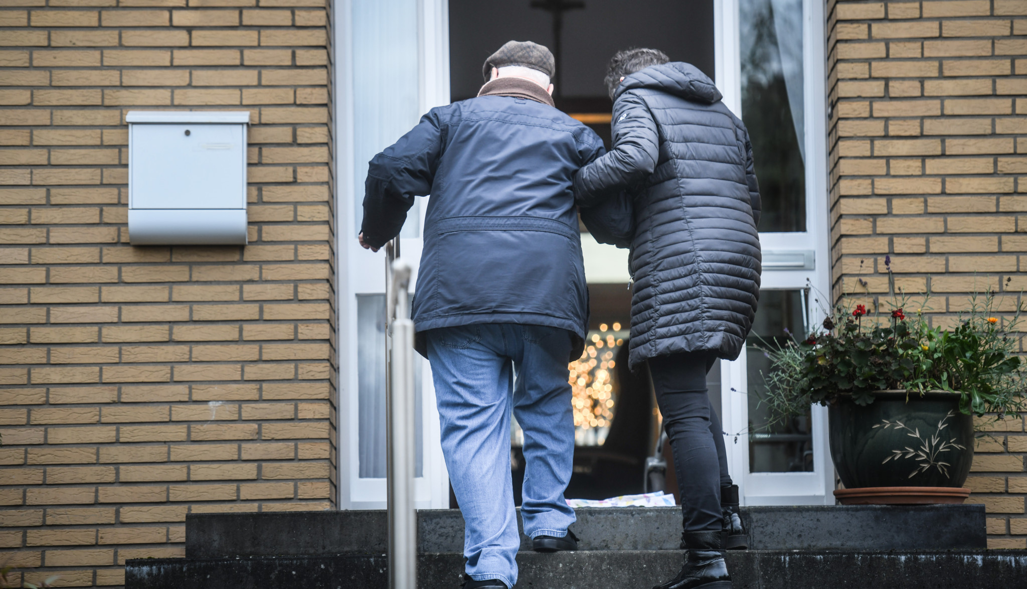 Umstrittene Entschädigungen: Inkontinenz-Windeln als Köder: So macht eine Firma Millionen mit Prämiengeldern