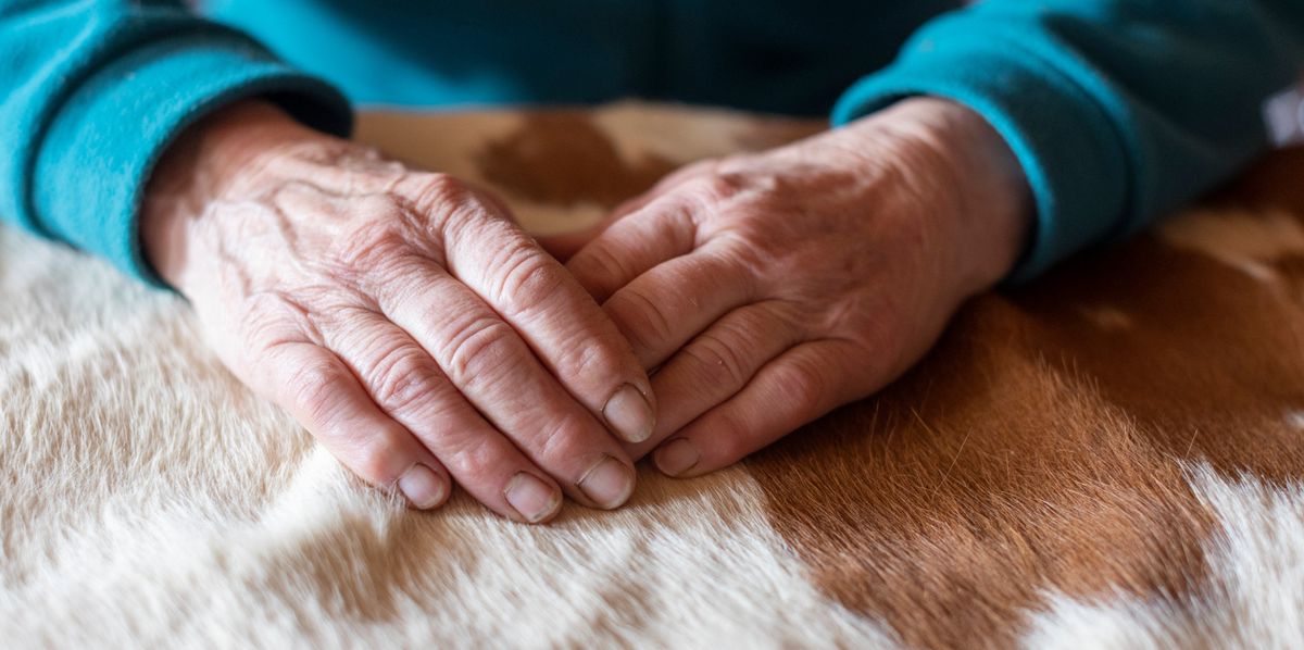Les mains d'une femme âgée.