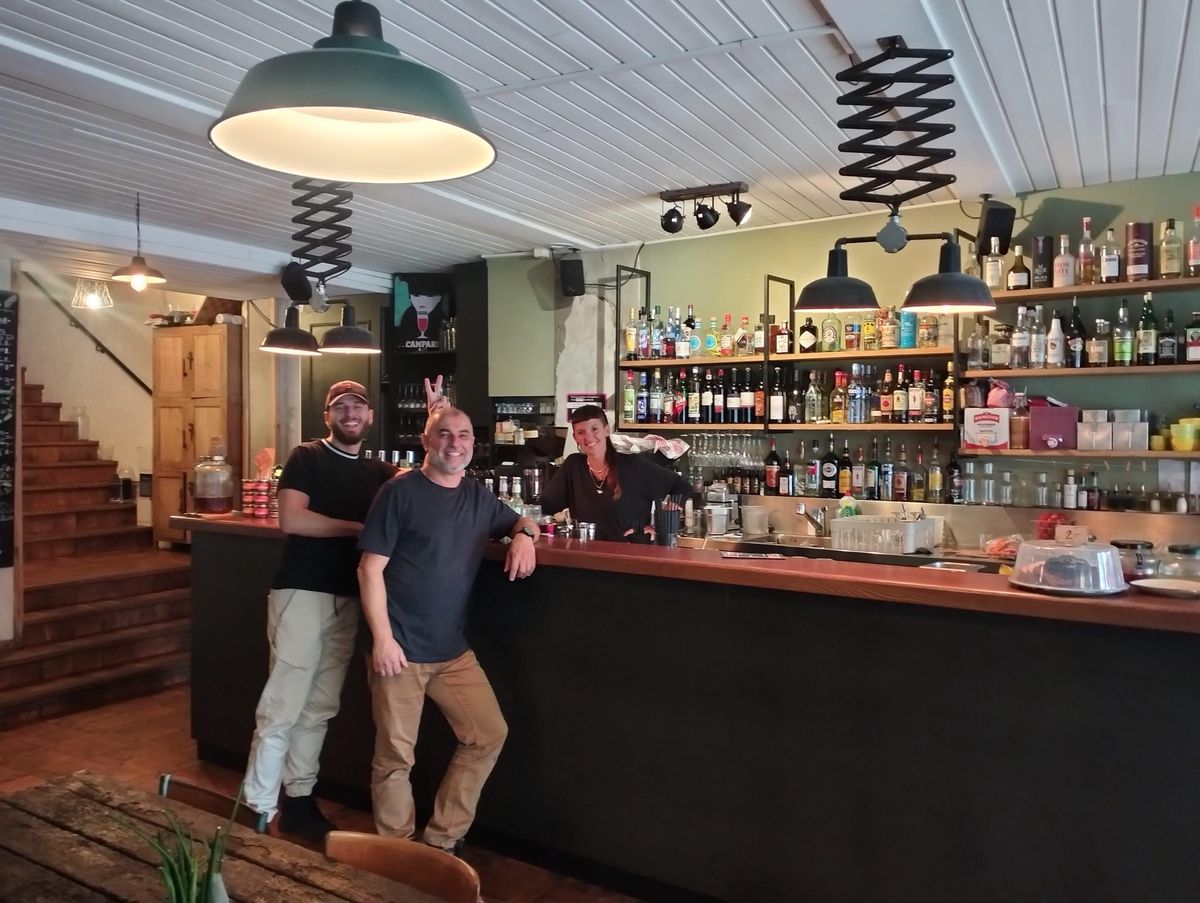 Lou, Jérôme et Carmela, une des trois employés du lieu.