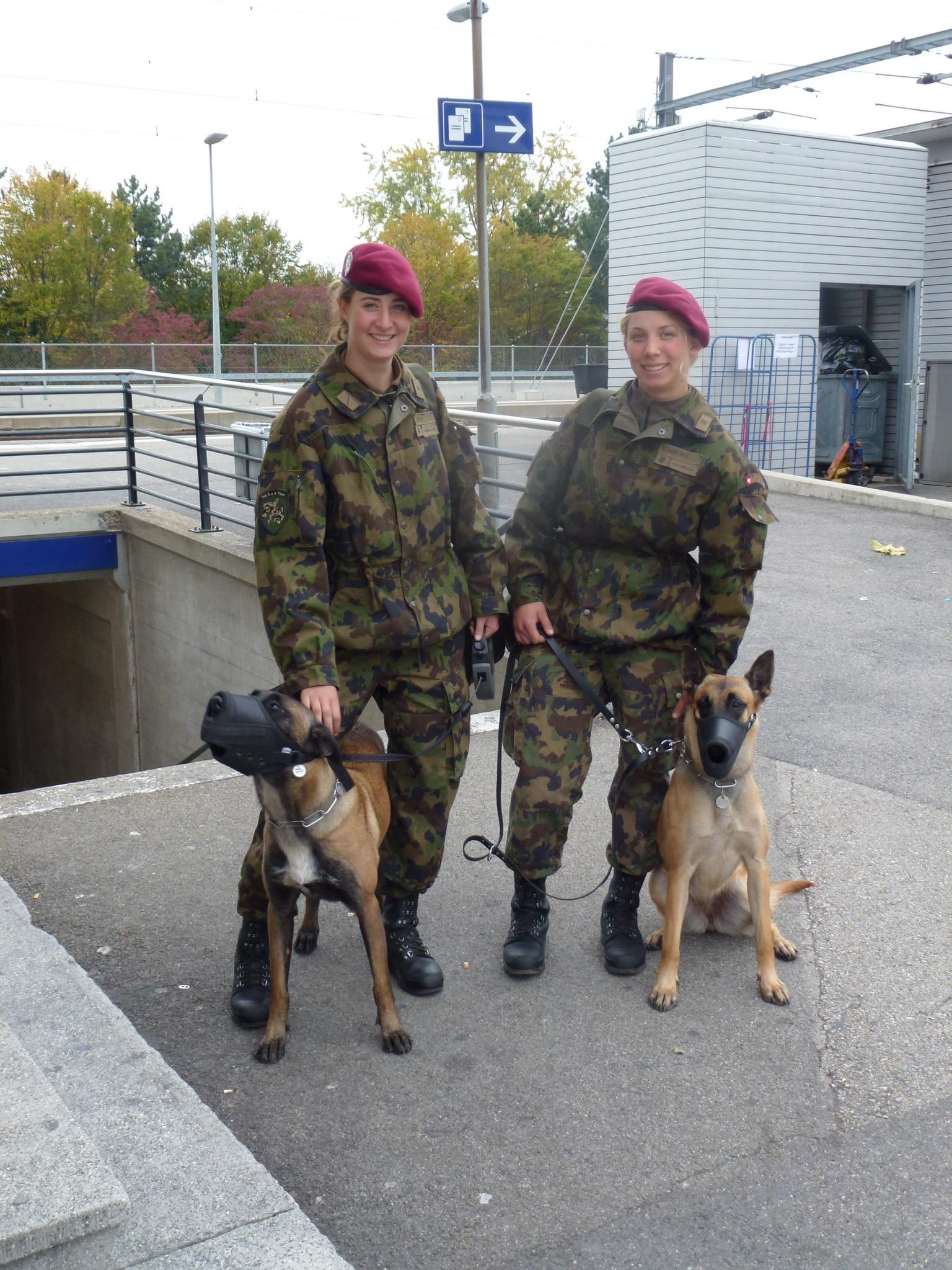 Claire et son amie Jennifer (à gauche) pendant leur école de recrues, en octobre 2011, avec leurs chiens «Makani» et «Eiffel».
