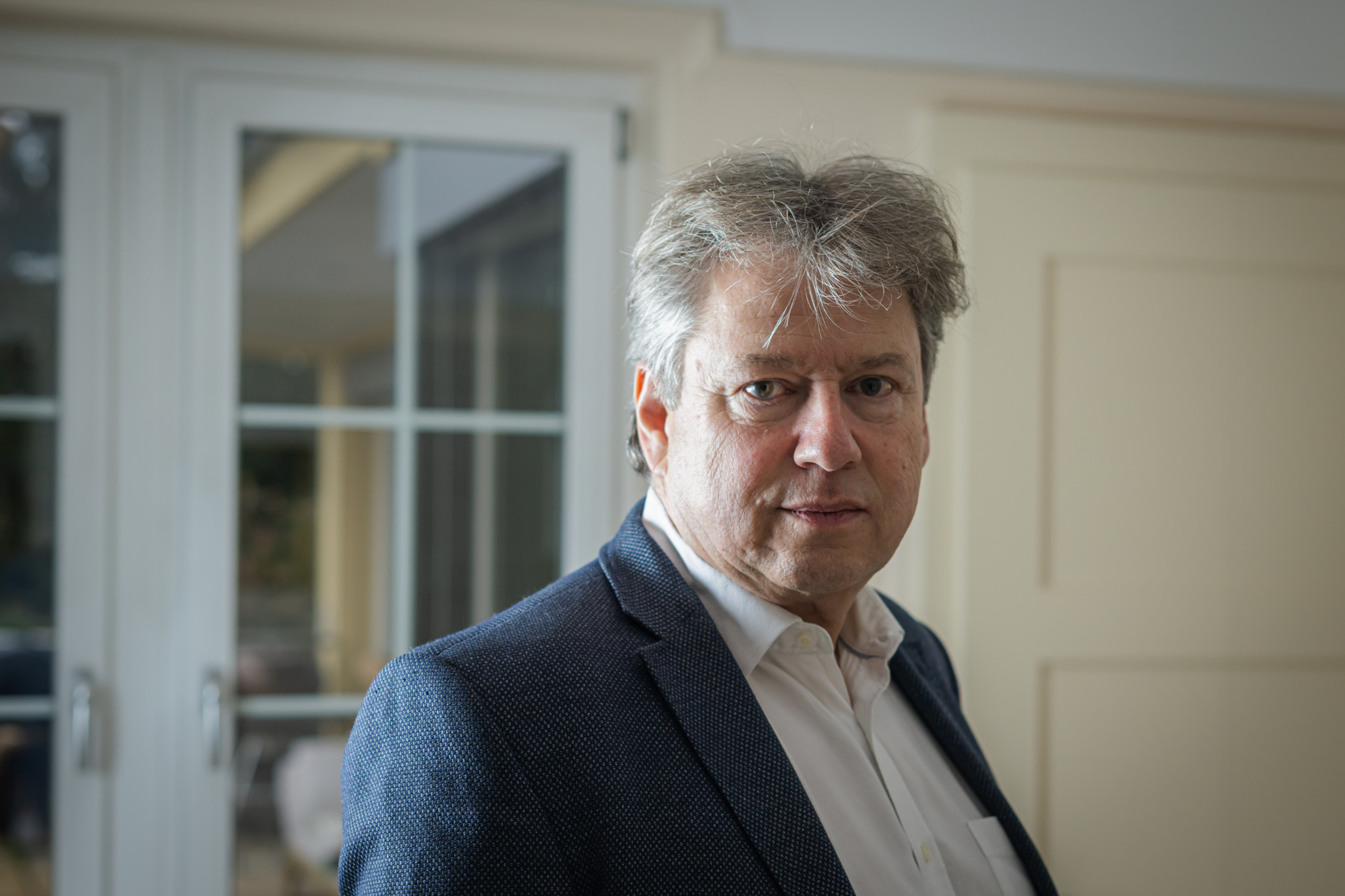 Reiner Eichenberger zu Hause in Herrliberg Feldmeilen, porträtiert im Zusammenhang mit der Halbierungsinitiative.