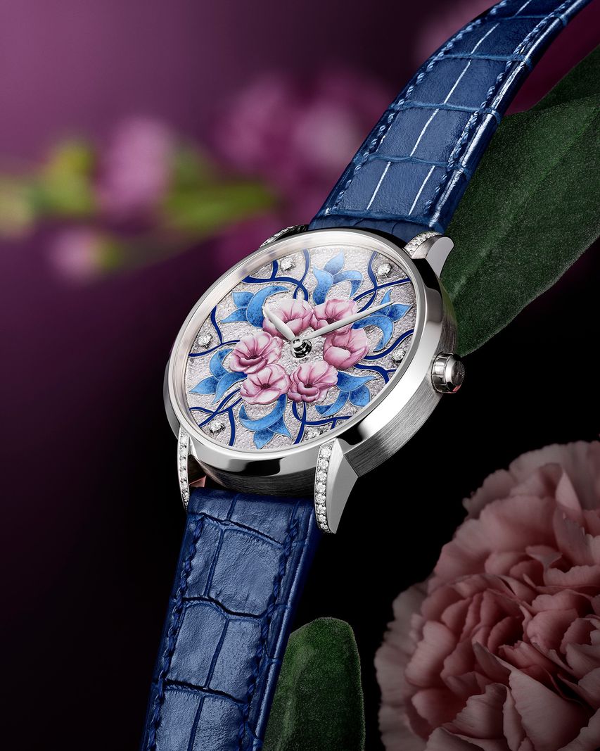 Montre Taos Floréal. Or gris, émail sur paillons d’argent, émail cloisonné, nacre gravée à la main, peinture sur nacre et sertissage de diamants. Pièce unique.