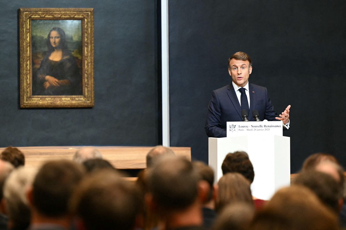 Le président français, Emmanuel Macron, prononce un discours devant «La Joconde» de Léonard de Vinci au musée du Louvre à Paris, le 28 janvier 2025.