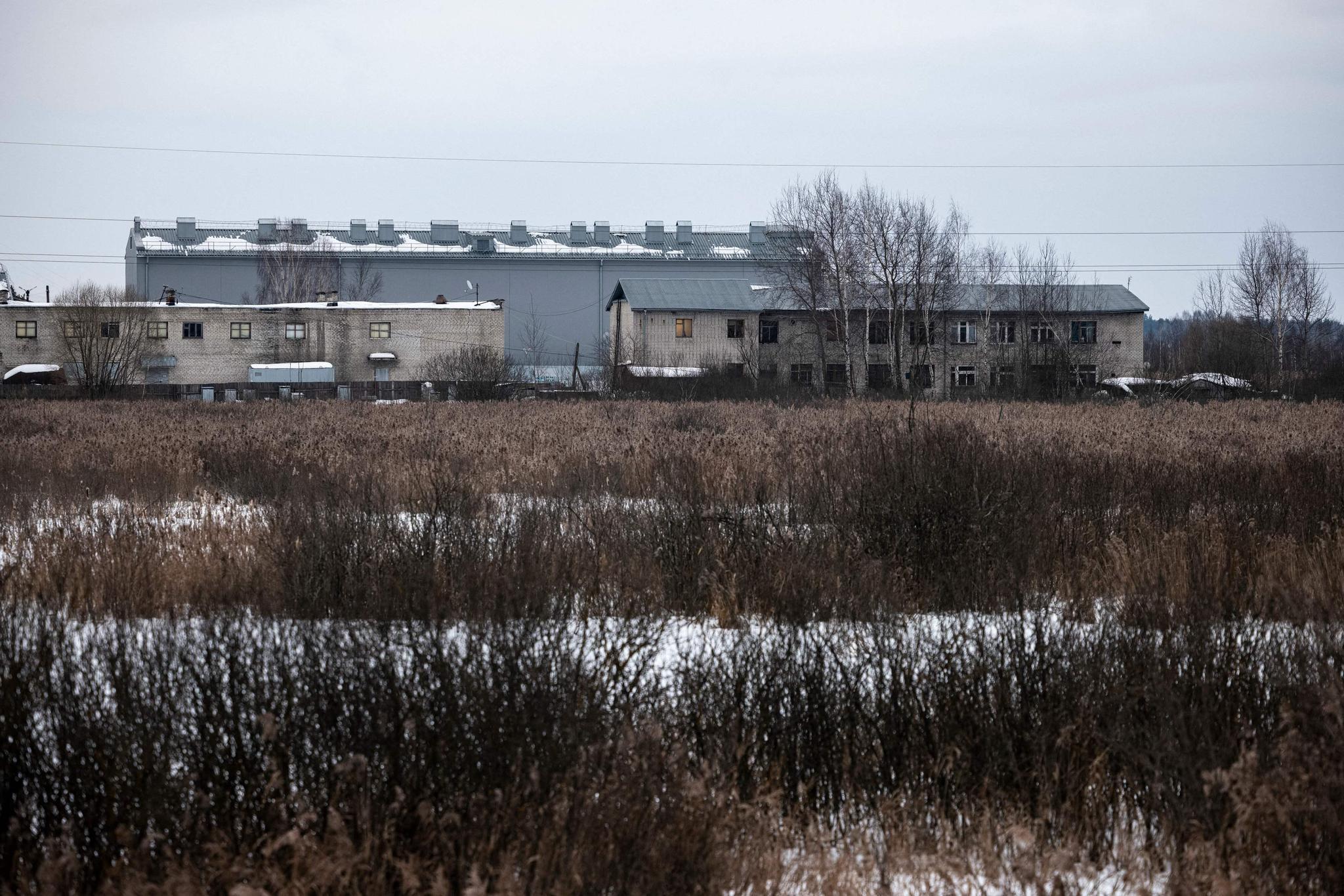 Dans la colonie IK-2, les 800 prisonniers sont regroupés en «brigades» de 55 hommes surveillés par 20 «activistes». Chaque baraquement est constitué d’une salle prévue pour 60 personnes avec des lits superposés.