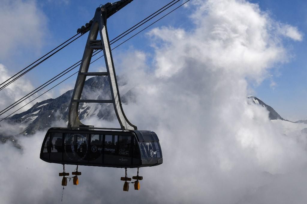 (FILES) View of a telepherique or cable car at "Cime Caron 3195 m" leading to the high panorama viewing site of the Val Thorens ski resort, in the French Alps, on August 10, 2018, during the summer holidays. Two seriously people were injured in a cable car accident in Val Thorens on November 19, 2024, according to the prefecture. (Photo by PHILIPPE DESMAZES / AFP)