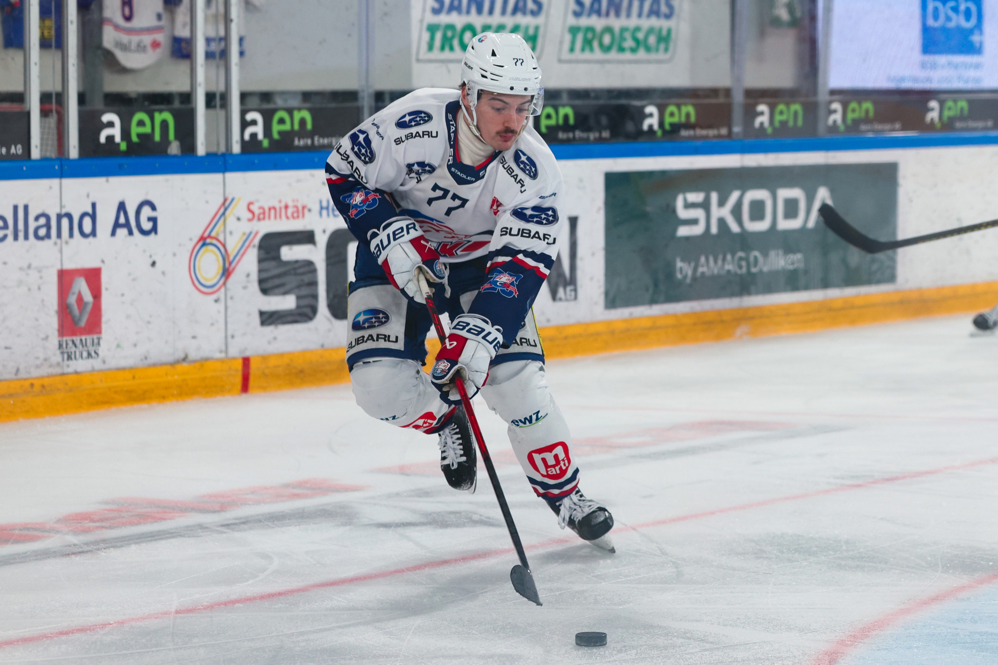 Alessandro Segafredo (GCK Lions, #77) steuert den Puck über das Eis beim Swiss-League-Spiel EHC Olten gegen GCK Lions.