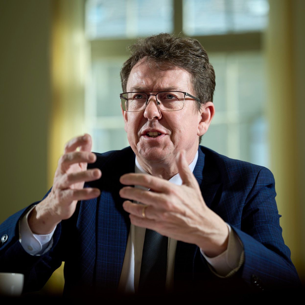 Albert Rösti gestikuliert während eines Interviews zum Stromgesetz vor einem Fenster mit Rundbogen. © Adrian Moser / Tamedia AG Albert Rösti gestikuliert während eines Interviews zum Stromgesetz vor einem Fenster mit Rundbogen. © Adrian Moser / Tamedia AG