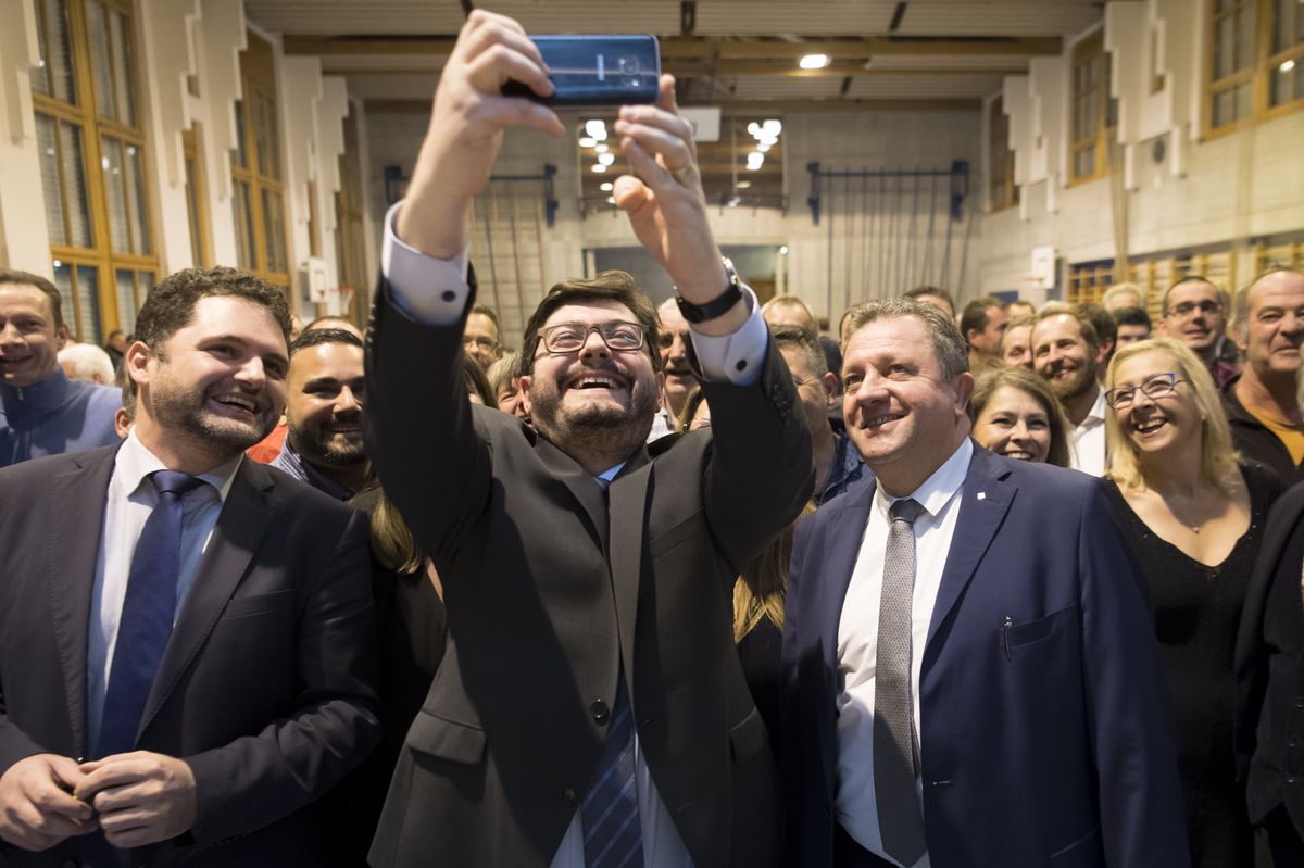 Kevin Grangier, centre, le nouveau president de l'Union Democratique du Centre, UDC, du canton de Vaud effectue un selfie a cote de l'ancien president Jacques Nicolet, droite, et du secretaire de l'UDC Vaud Kevin Crausaz, gauche, lors de l'assemblee des delegues de l'UDC Vaud ce jeudi 28 novembre 2019 a Palezieux, commune d'Oron. (KEYSTONE/Laurent Gillieron)