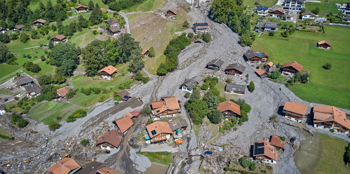 Luftaufnahme von Hochwasser in Brienz, das Häuser und Strassen beschädigt hat. © Adrian Moser / Tamedia AG