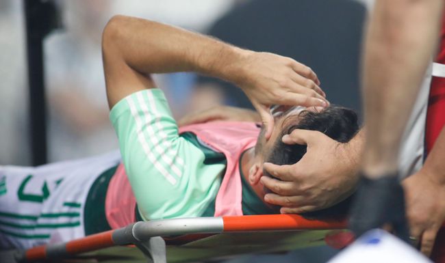 Ein Fussball-Spiel zwischen Olympiakos Piräus und Panathinaikos Athen wurde am Sonntag unterbrochen, weil ein Spieler von einem Böller verletzt wurde. 