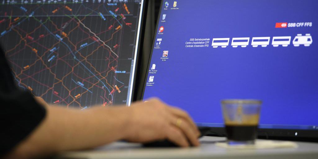 Un operateur travaille dans le Centre d' exploitation de Lausanne, CEL, des CFF apres une conference de presse sur les perturbations entre Lausanne et Villeneuve ce mardi 9 mai 2017 au centre d'exploitation Ouest de Lausanne. Les clients de la ligne Lausanne - Villeneuve ont subi a plusieurs reprises des perturbations entrainant des retards et des suppressions de trains. (KEYSTONE/Laurent Gillieron)