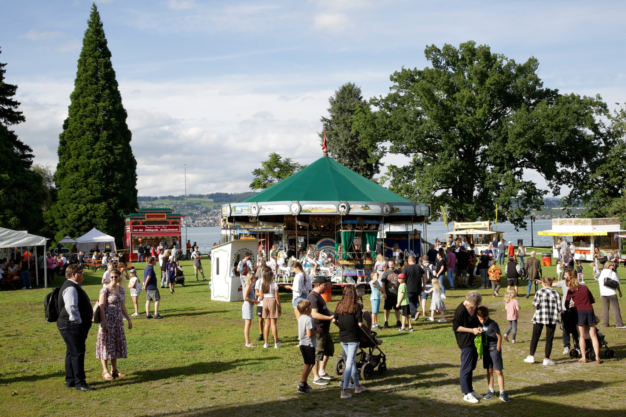 Besucher der Mini Chilbi in Richterswil am Horn, mit Karussell und Festgelände am Zürichsee, August 2021.