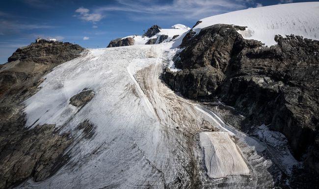 Zermatt-Cervinia, le 28.9.2023 Préparation de la piste de coupe du monde de ski.
Photo: Sébastien Anex