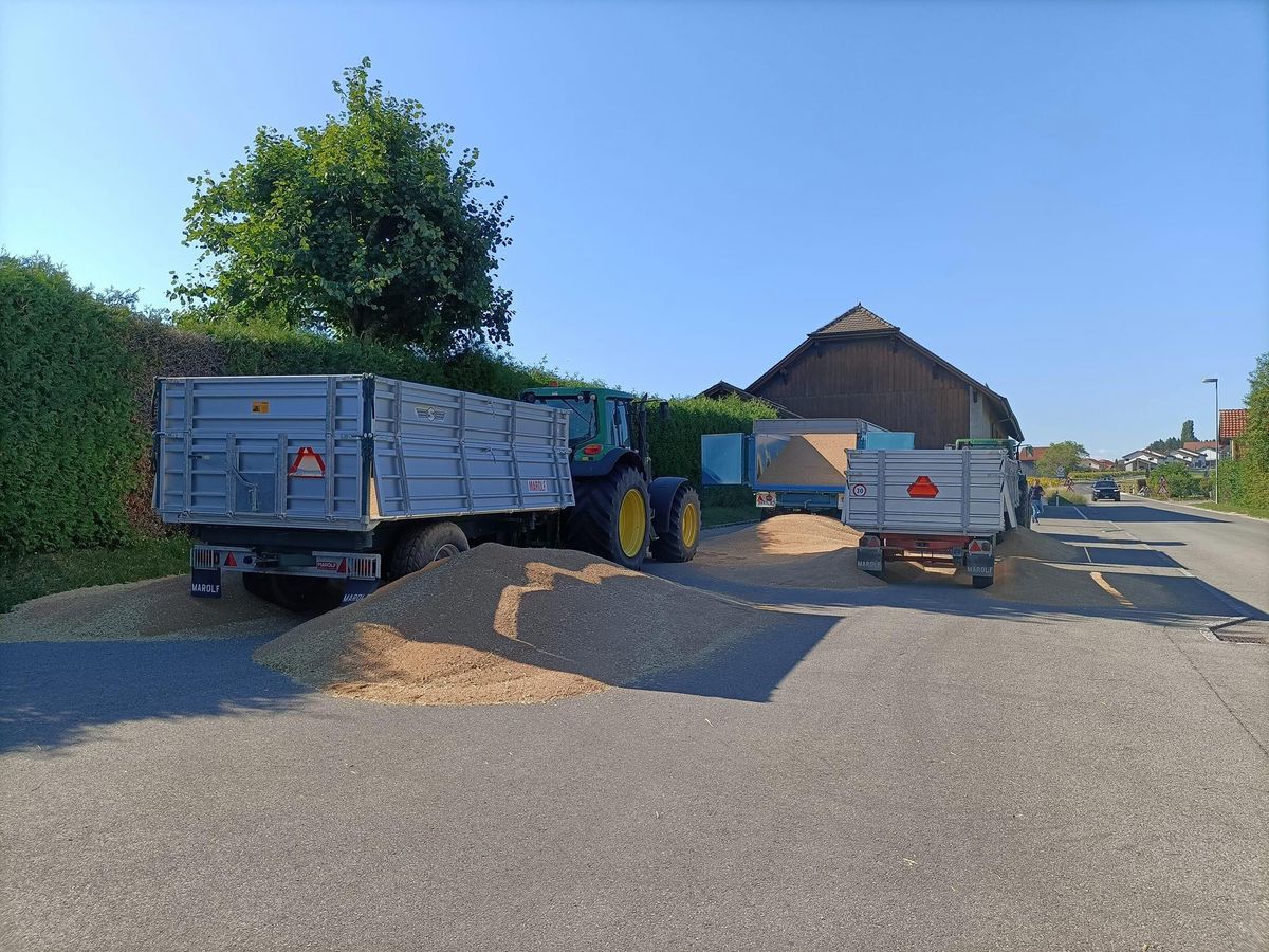 Des tonnes de céréales se sont retrouvées à même le sol après le passage de malheureux plaisantins sur la place du village de Dompierre-sur-Lucens.