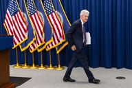 Fed-Zinsentscheid: Fed tastet Leitzins nicht an – Powell verabschiedet sich mit Brandrede