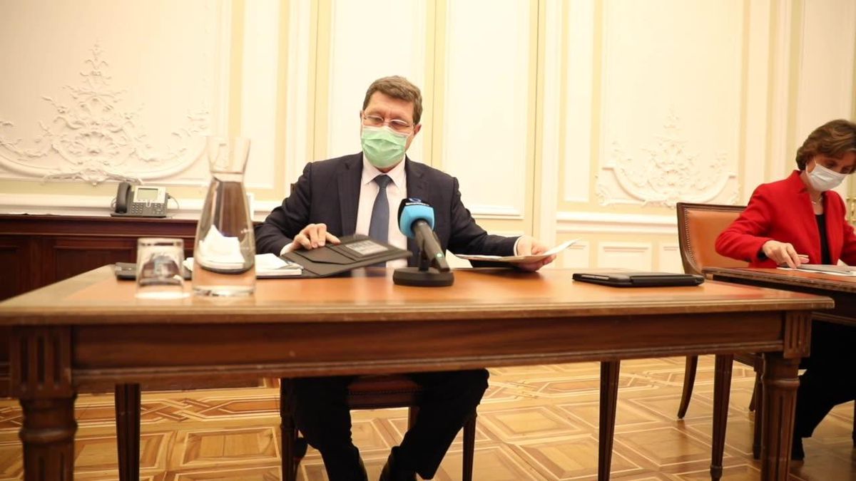 Une salle de presse allumée