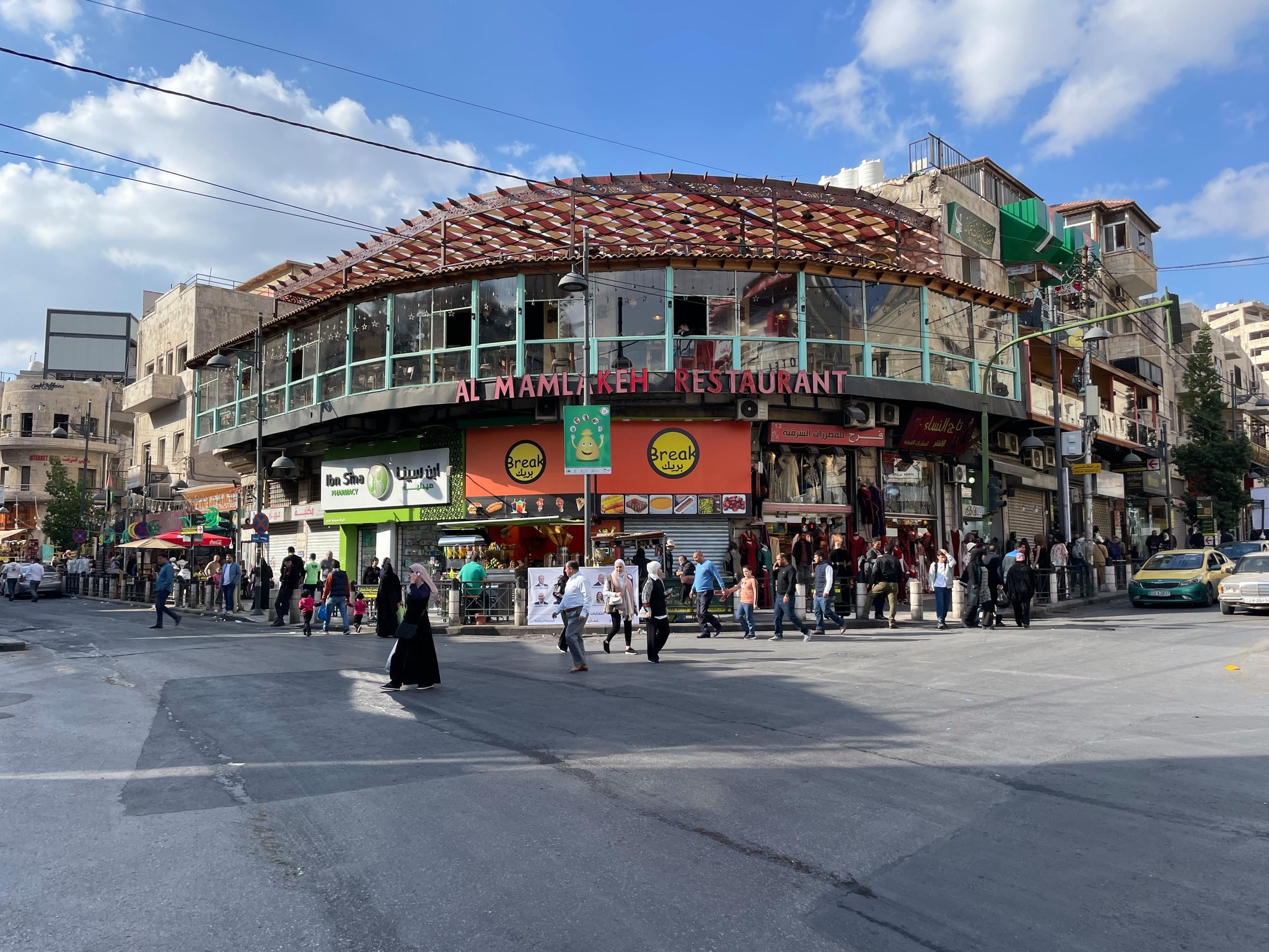 Dans la capitale jordanienne, il n’y a pas de souk (marché couvert) contrairement à beaucoup d’autres villes arabes. Mais c’est du côté des rues commerçantes que l’on trouve le plus d’animation.
