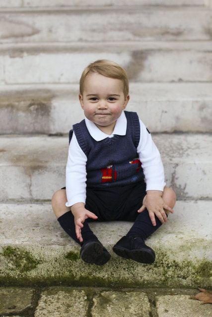 Le prince George pose pour des photographes dans la cour du Kensington Palace à Londres. (novembre 2014)