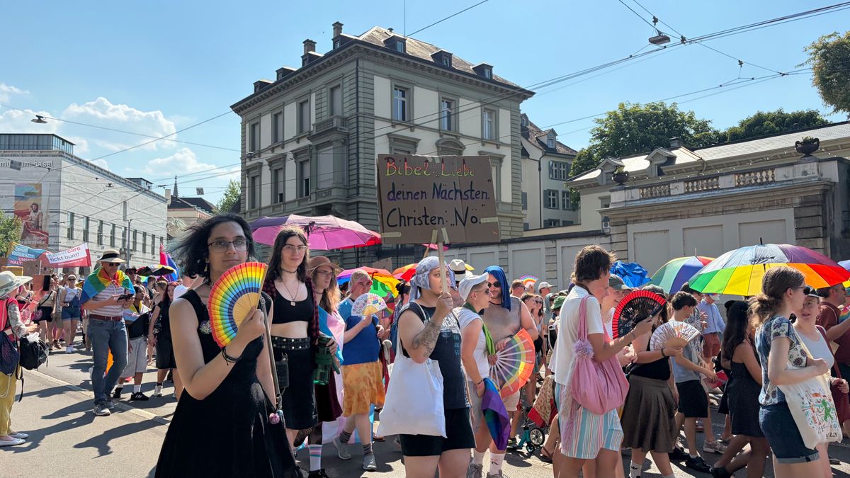 -Basel-tickt-bunt-Mehrere-Tausend-Menschen-nehmen-am-Pride-Walk-in-Basel-teil