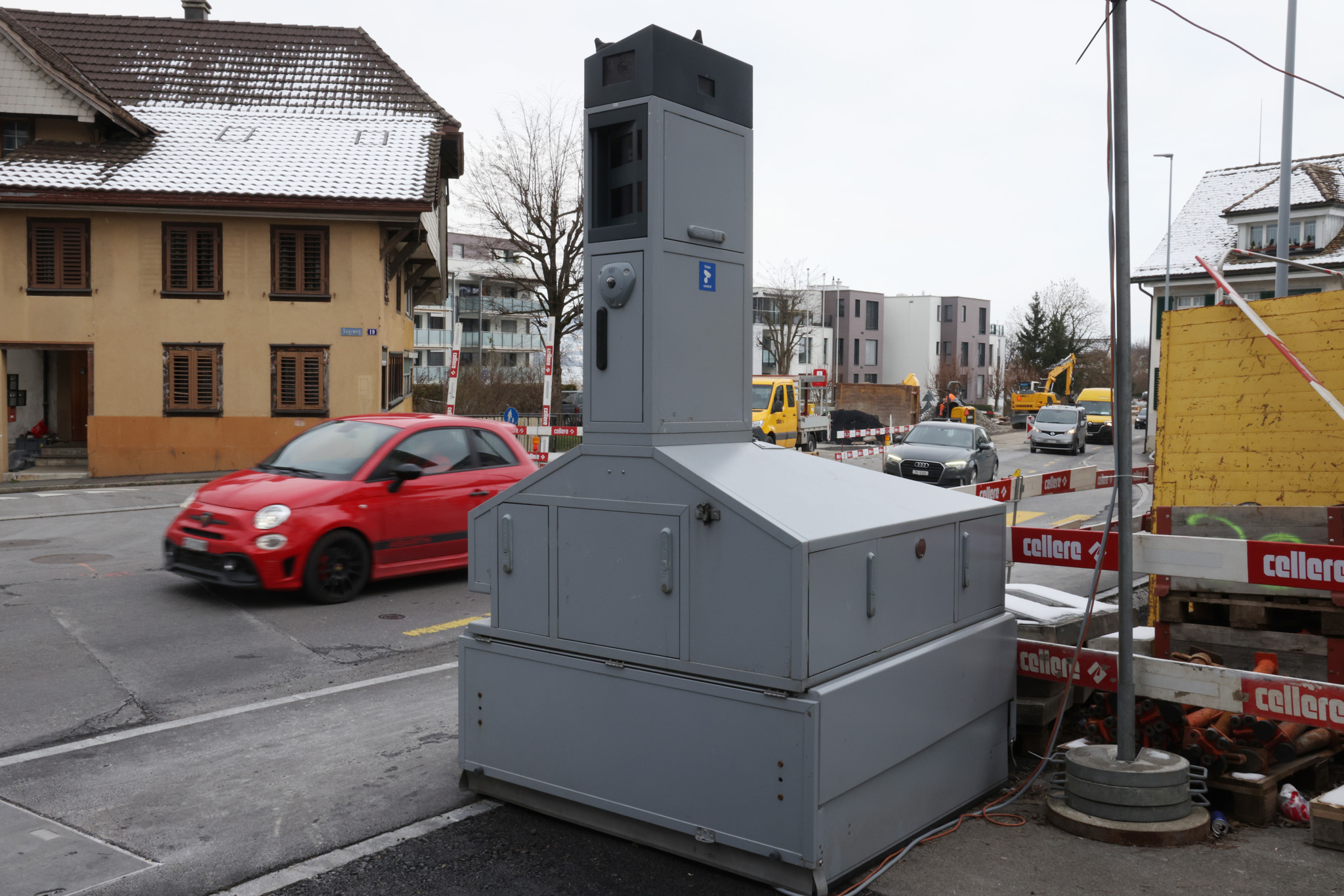 Ein Blitzkasten an der Baustelle an der Seestrasse in Horgen, der zur Reduzierung des Staus beiträgt. Vorbeifahrende Autos und Bauarbeiten im Hintergrund.