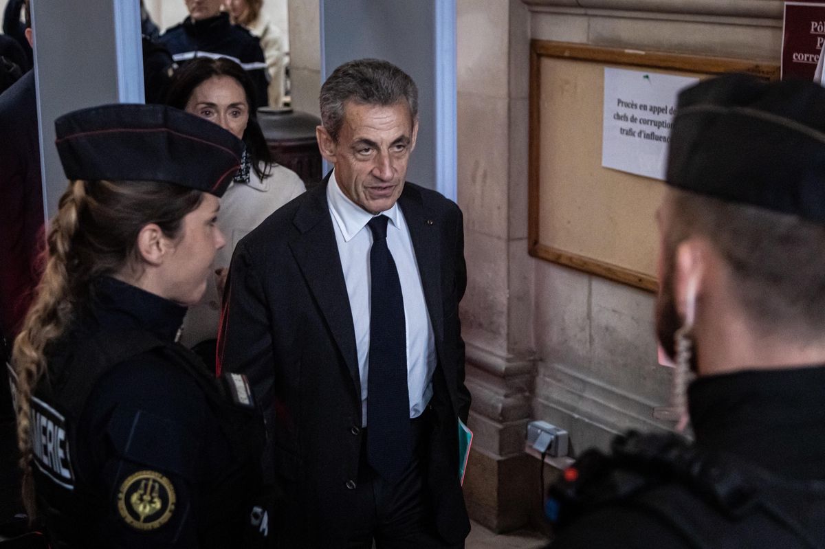 Nicolas Sarkozy arrive en audience sous escorte policière, avec qui il entretient des échanges affables. Mardi, un gendarme lui a souhaité une bonne Saint-Nicolas. «C’est gentil d’y avoir pensé.»