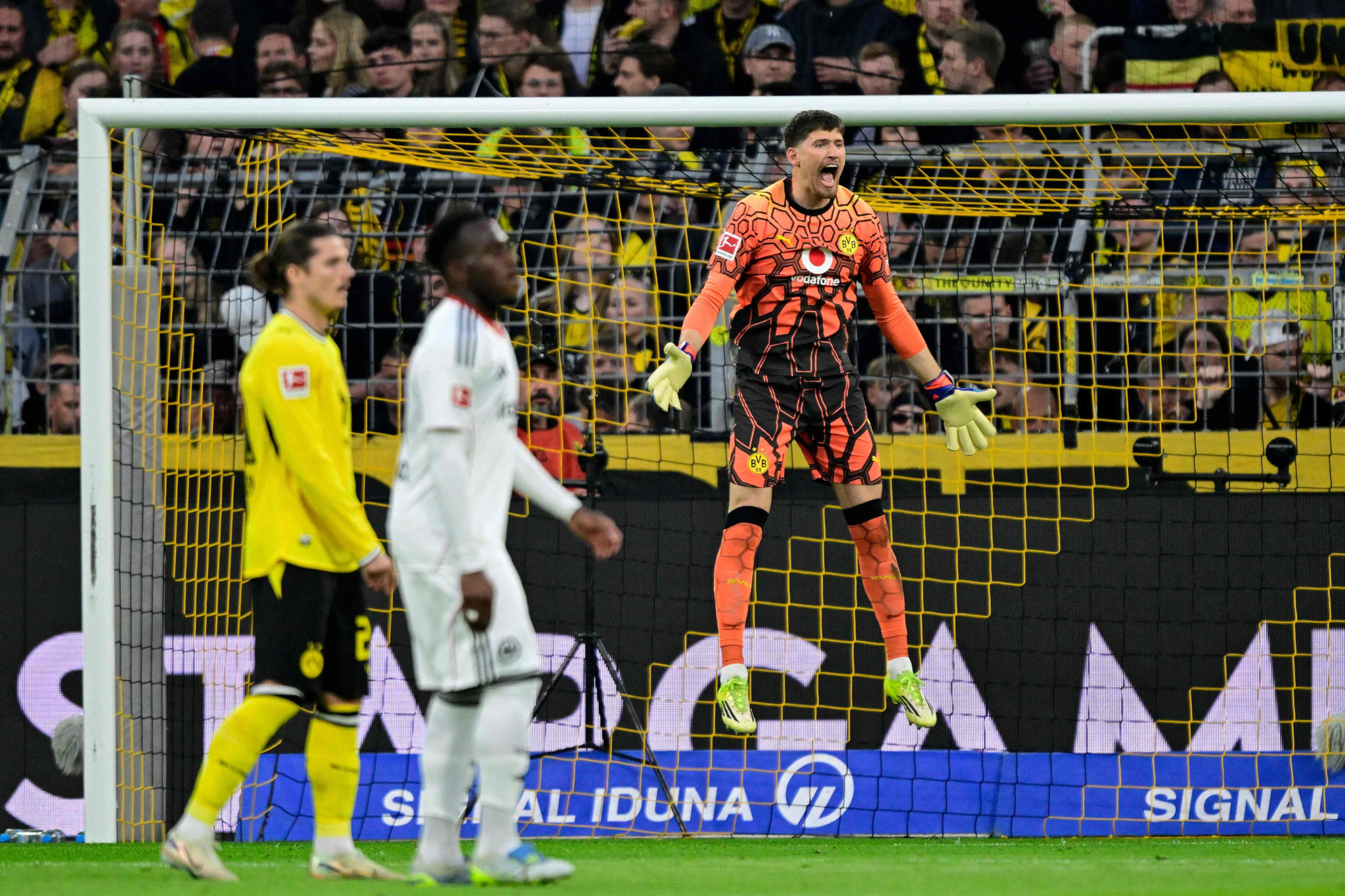 Dortmund ist Vizemeister: Gregor Kobels BVB dreht die Partie gegen Eintracht Frankfurt