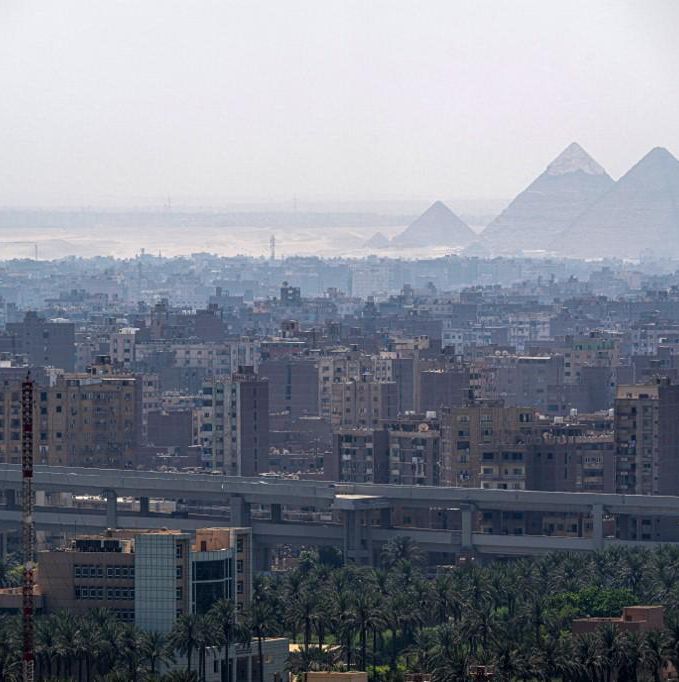 Vue des pyramides derrière la ligne d’horizon du Caire, au 25 août 2024, où des discussions pour une trêve dans la bande de Gaza sont prévues.