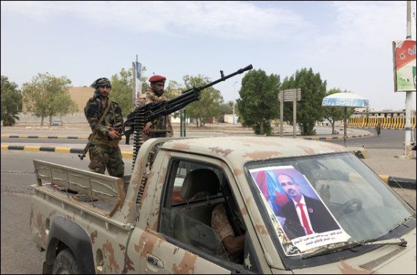 La ville d'Aden continue de changer de mains. La ville d'Aden continue de changer de mains.