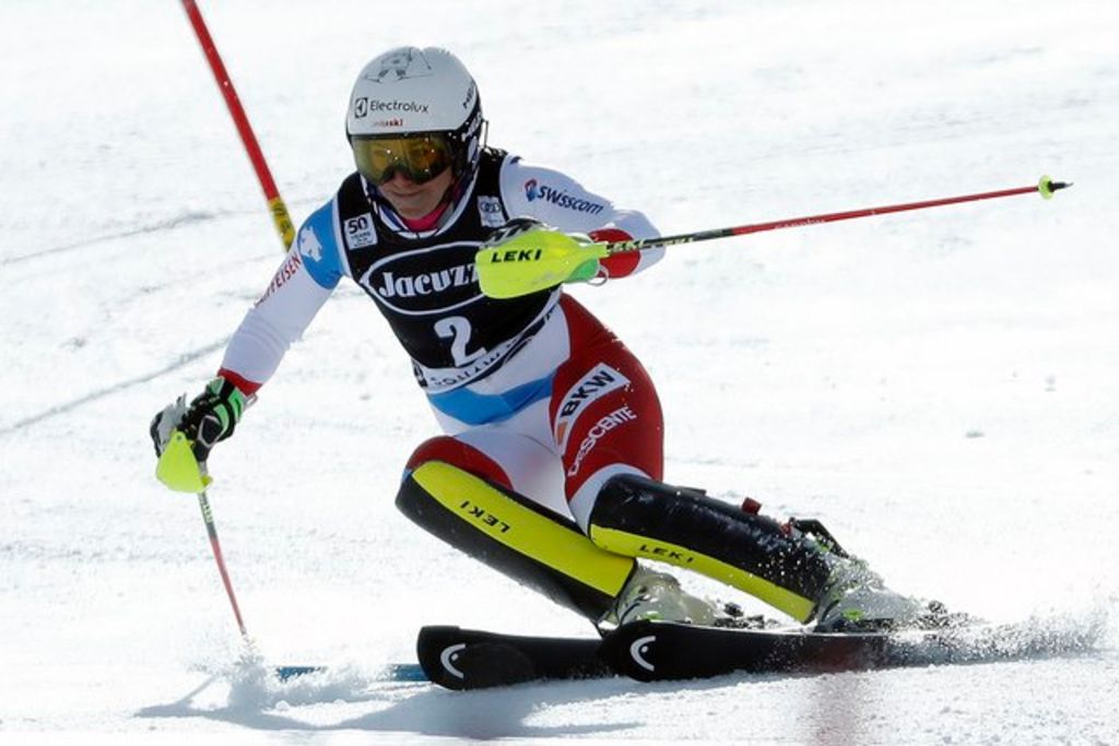 Holdener chute, Shiffrin s'impose