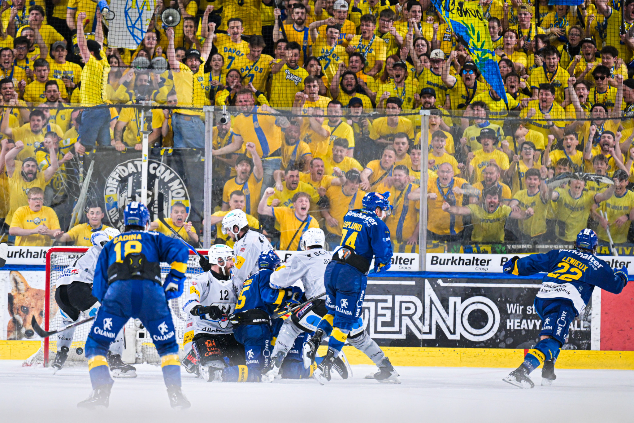 Hockey – Finale de National League: Davos et ses supporters dérapent face à Gottéron à la fin de l’acte I