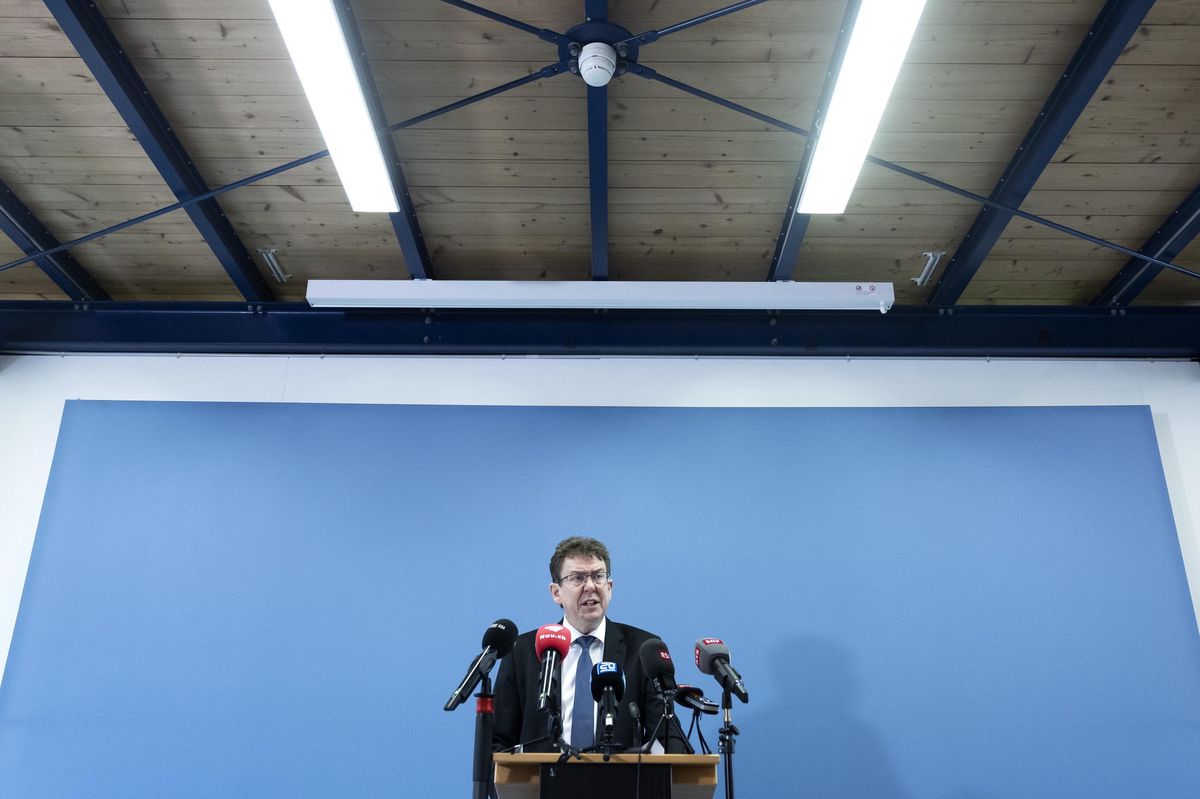 Albert Rösti veut que la Suisse produise rapidement 5 GWh supplémentaires pour combler les lacunes énergétiques en hiver.. (KEYSTONE/Peter Klaunzer)