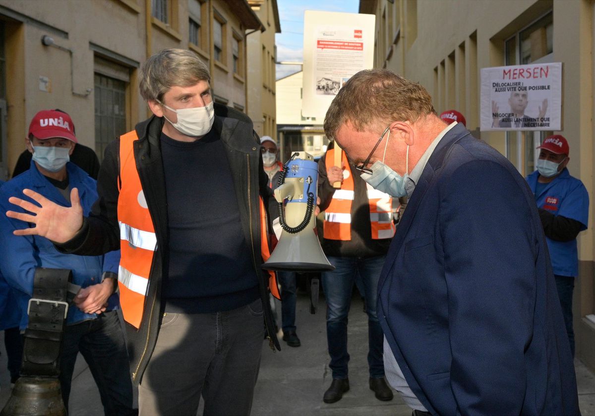 Lundi soir, le nouveau directeur Laurent Dousselin est sorti de ses bureaux pour répondre aux manifestants.
