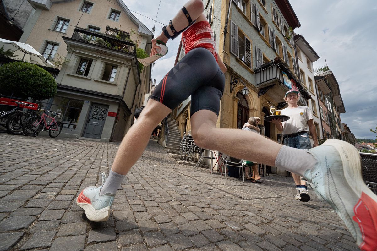 En ville, il s’agit de slalomer entre les obstacles naturels, comme un serveur en plein travail sur sa terrasse.