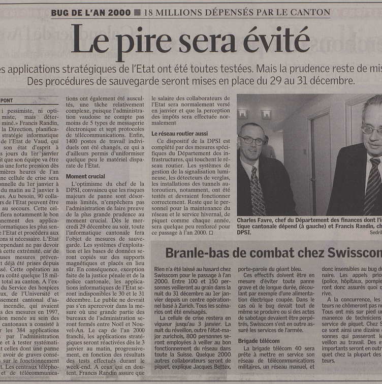 Page de journal discutant du bug de l’an 2000, avec titres et photos d’individus en costume discutant.