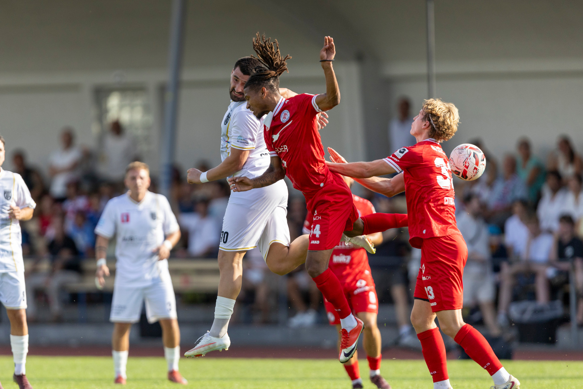 Renato Spachiou (Zürich City SC) kämpft mit Stéphane Cueni (FC Winterthur) um einen Kopfball beim Cup-Spiel am Utogrund, Zürich.