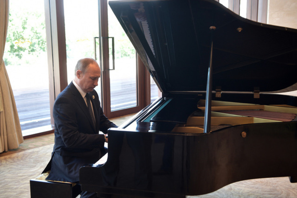 Poutine joue des sérénades soviétiques au piano