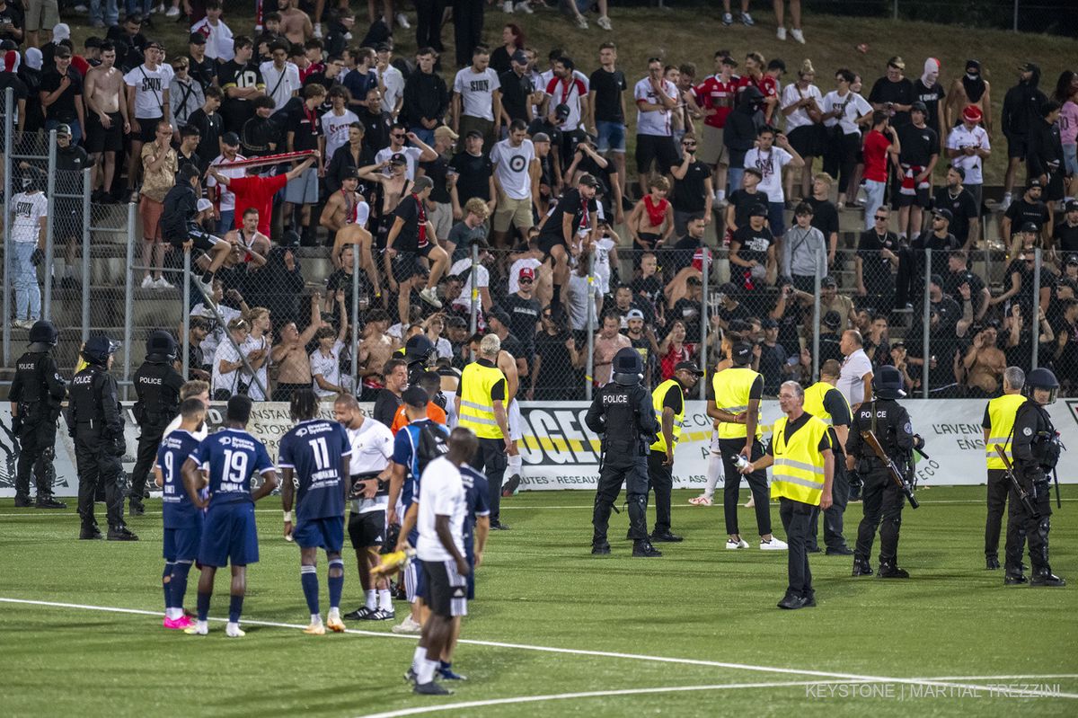 La police genevoise est intervenue pour calmer les supporters valaisan, lors de la rencontre de football du 1er tour 1/32 de finale de la Coupe Suisse entre Etoile Carouge FC et le FC Sion, ce vendredi 18 aout 2023 au stade de la Fontenette a Carouge pres de Geneve. (KEYSTONE/Martial Trezzini)