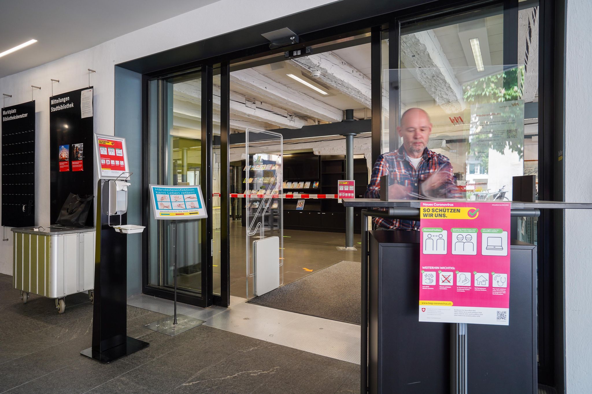Beim Eingang zur Stadtbibliothek wird gezählt: Es dürfen sich höchstens 150 Leute gleichzeitig im Haus aufhalten. 